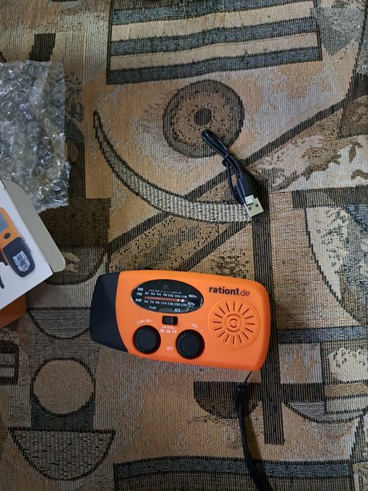 Aparat cu Radio FM/ AM cu lanterna LED 1W incarcare solara