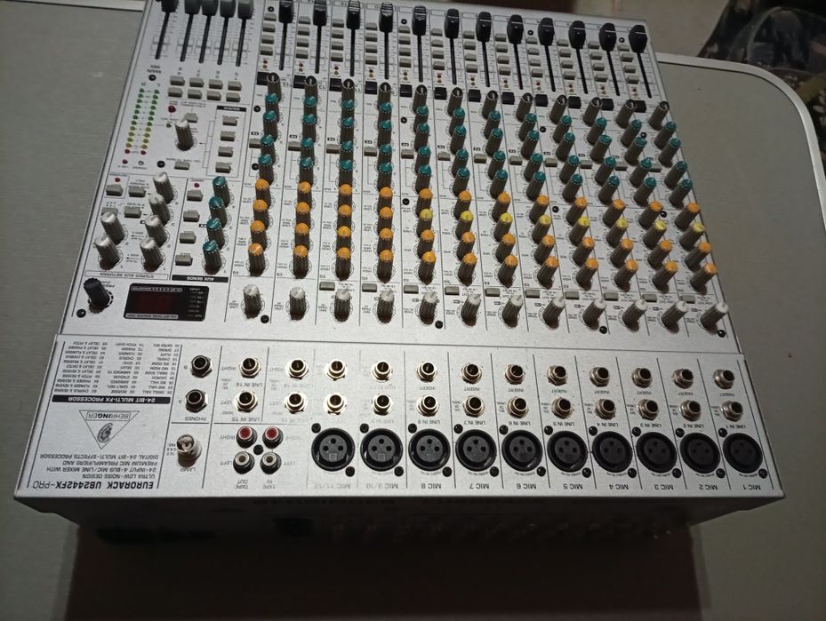 Vind mixer Behringe UB 2442FX