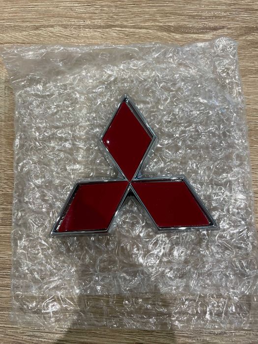 Емблема Mitsubishi Митсубиши червена сребърна