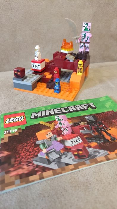 LEGO Minecraft - Пещера със зомбита 21141 и Битка в Ада 21139