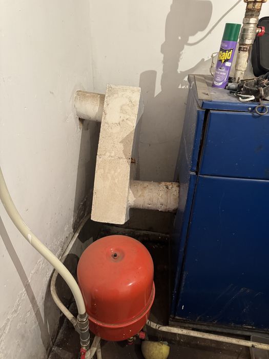 Нафтова инсталация за отопление -котле и съд за съхранение н нафата .