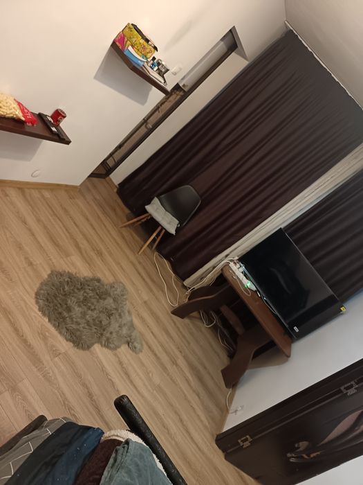 Închiriez cameră într-un apartament cu două camere