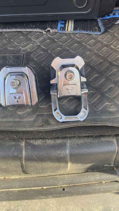 Крючок в багажниу на MMC L200