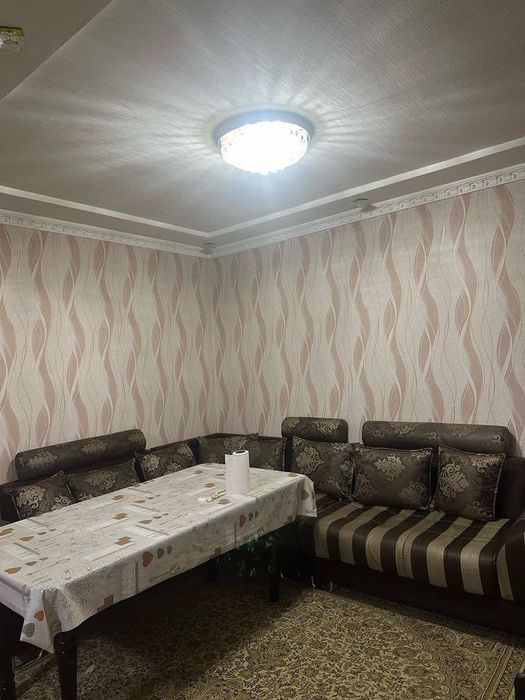 Диван мехмонхонага , янгидек хич қаери чўкиб қомаган.TV тумбаси