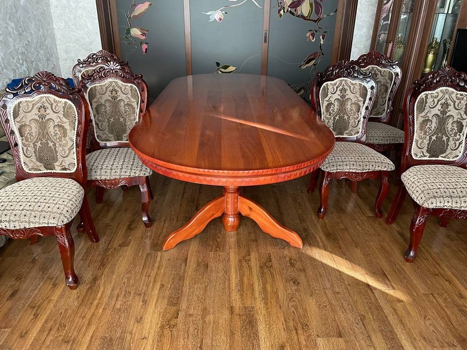 Стол и стулья для гостинной.