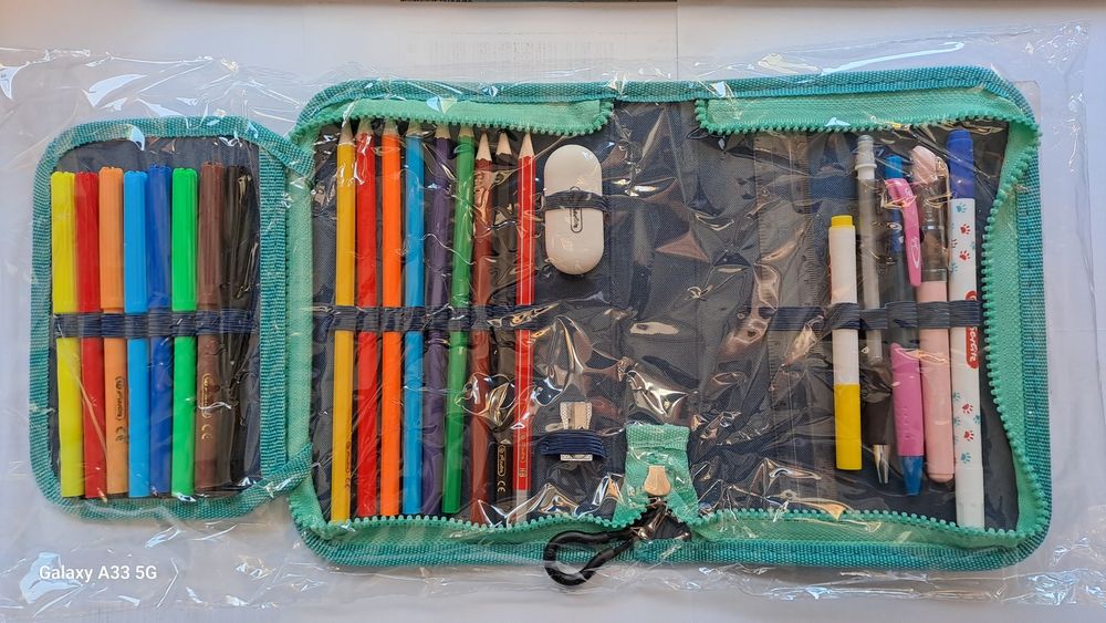 Vând penar echipat cu 26 piese marca Herlitz.
Penarul este nou, sigila