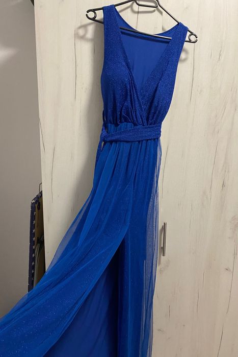 Schimb sau Vând urmatoarele rochite