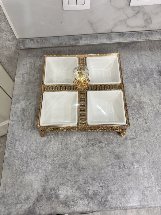 Менажница с крышкой.