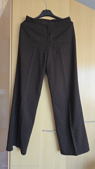 Кафяв официален костюм - прав панталон и вталено сако, размер С