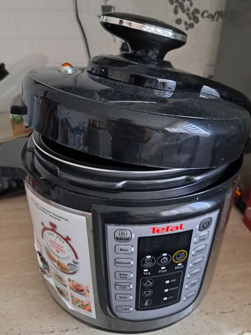 Vând Oala sub-presiune Tefal