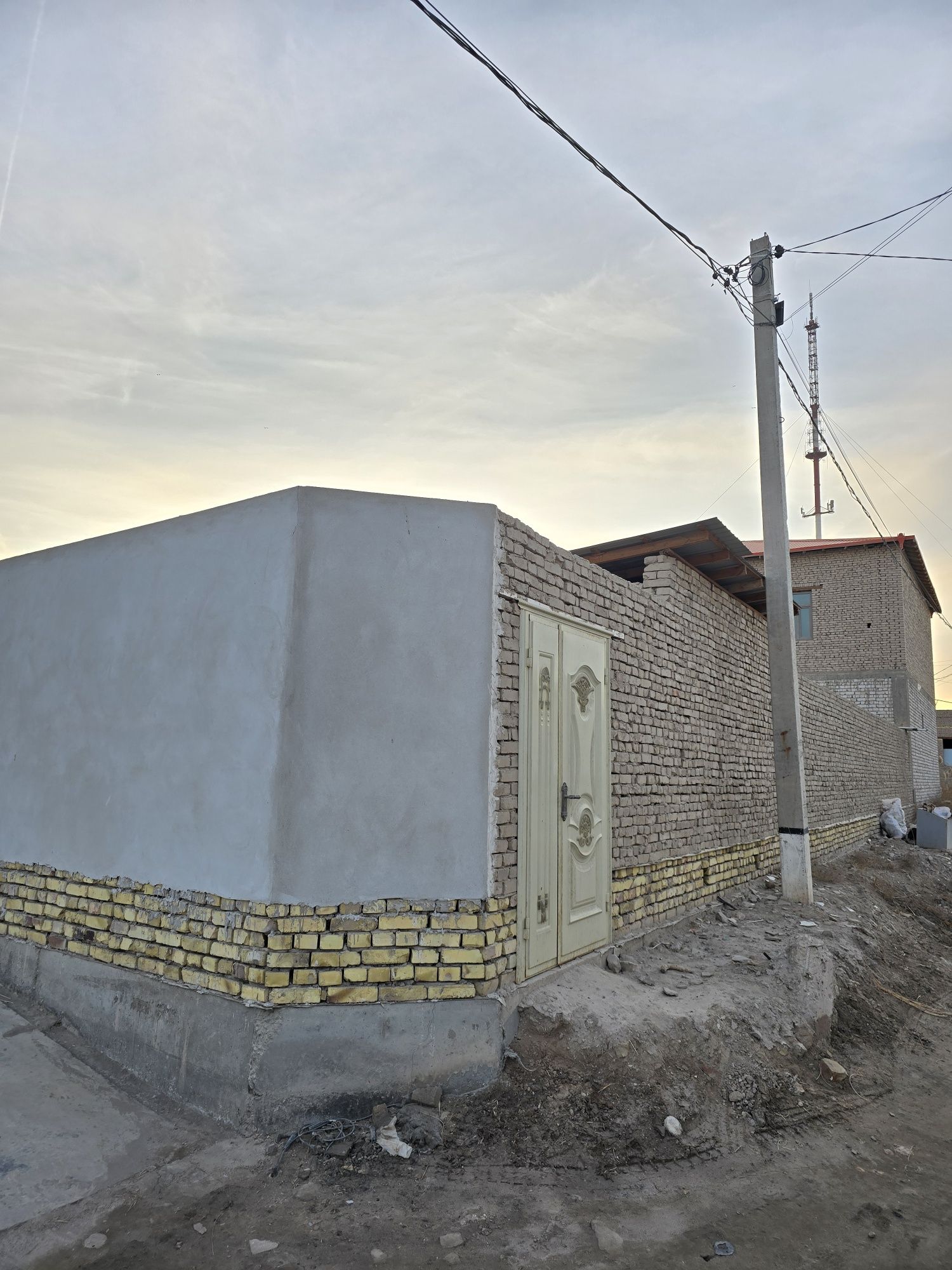 Урганч Телесентр йонда 700 кв/м курилиши тугалланмаган ховли жой