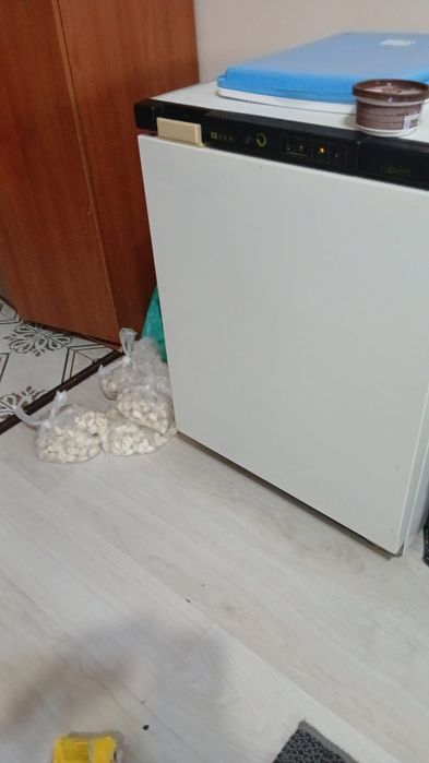 Продам морозильник маленький 20тыс