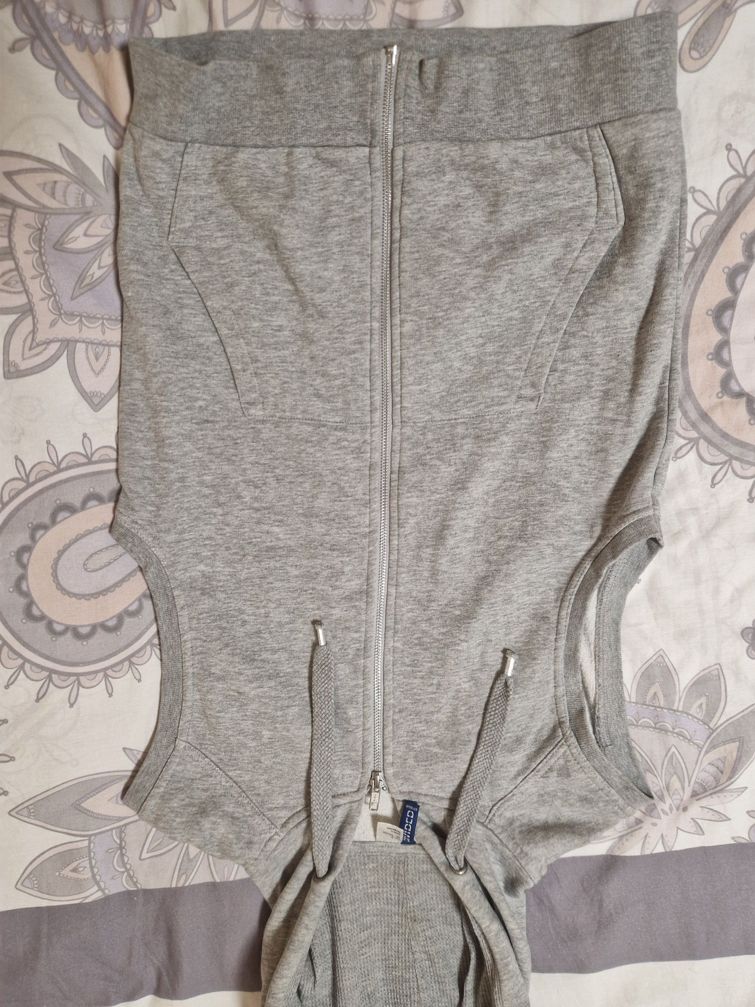 Елек от лека материя закупен от H&M