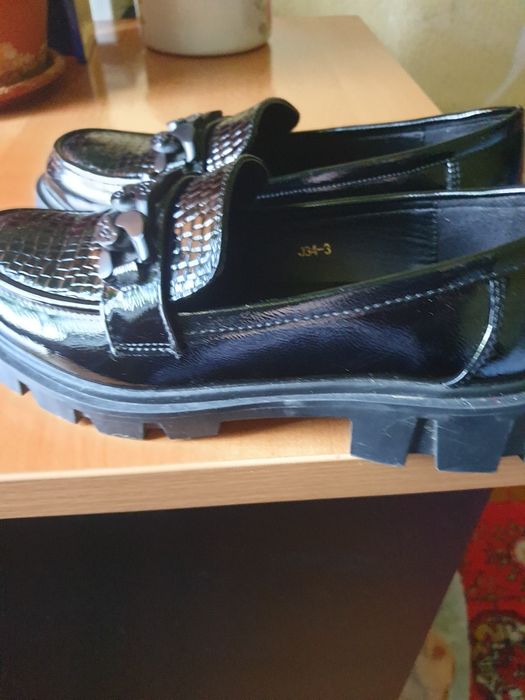 Продаются осенние туфли.