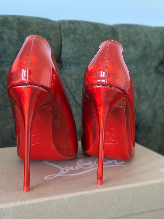 Pantofi louboutin pe stoc