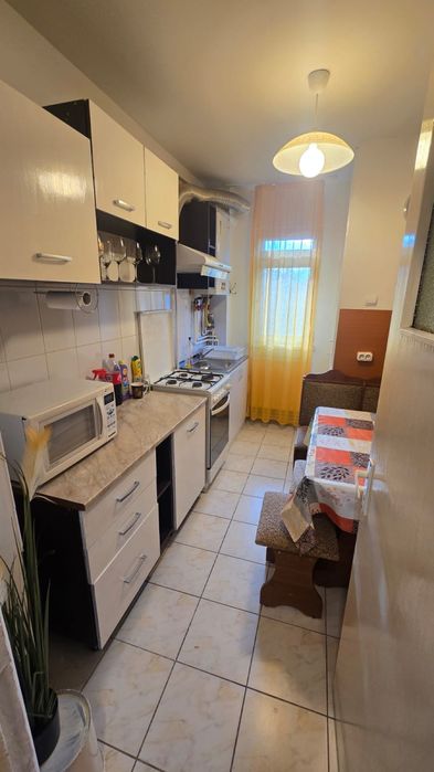 Apartament cu 3 camere de închiriat