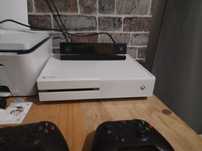 Vând Xbox one cu 2 controlere+jocuri