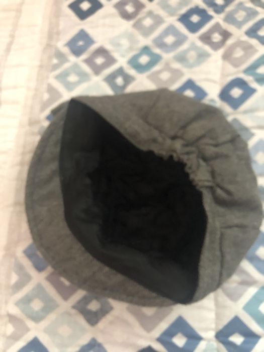 Дамска шапка в сив цвят