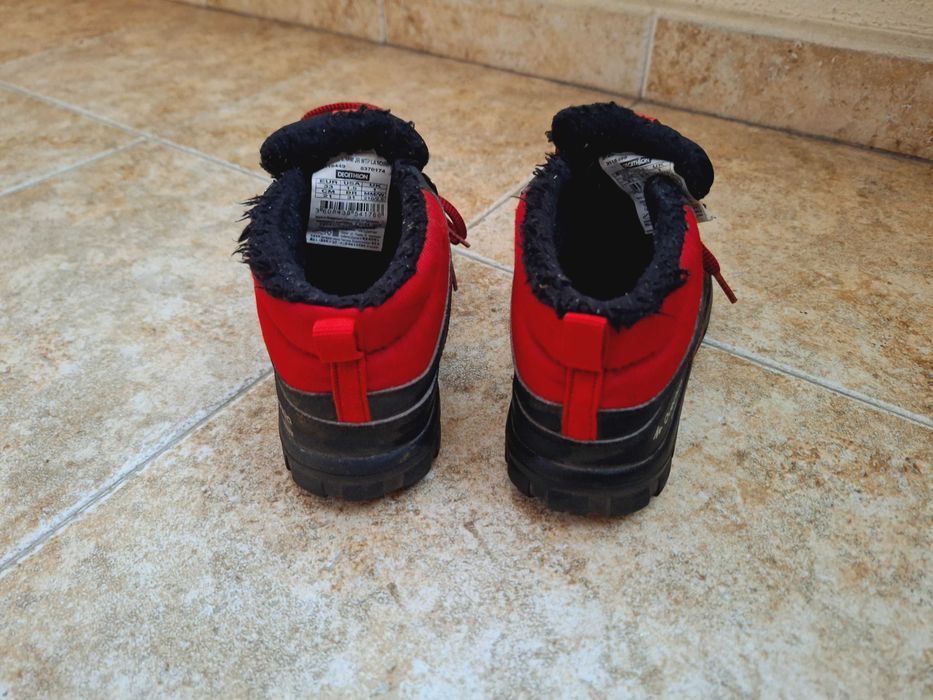 Продавам детски туристически обувки /високи маратонки/ QUECHUA, № 33