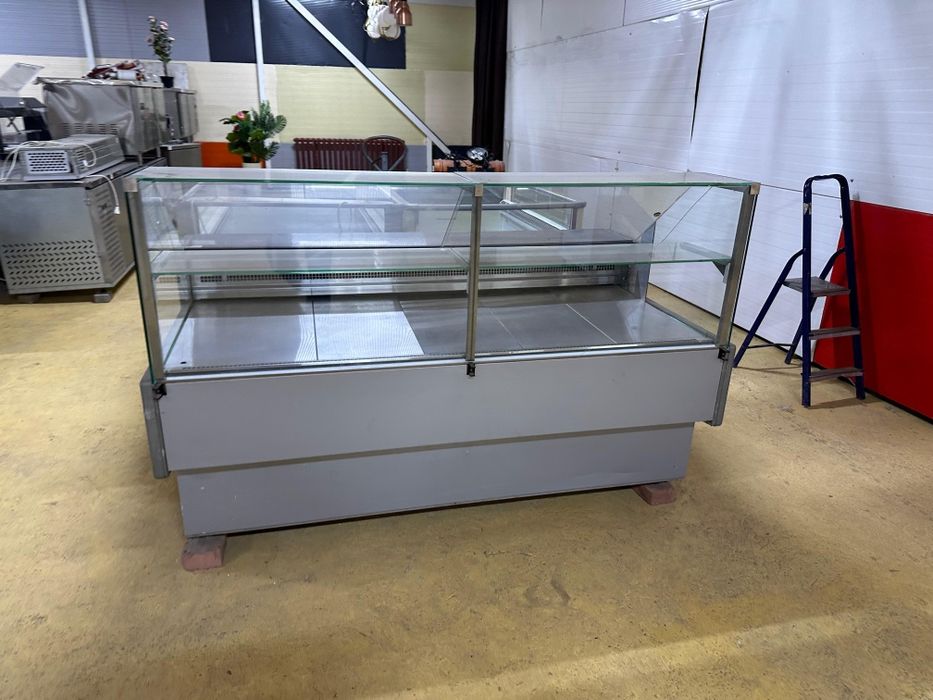 Холодильники витринные для магазина , оборудование