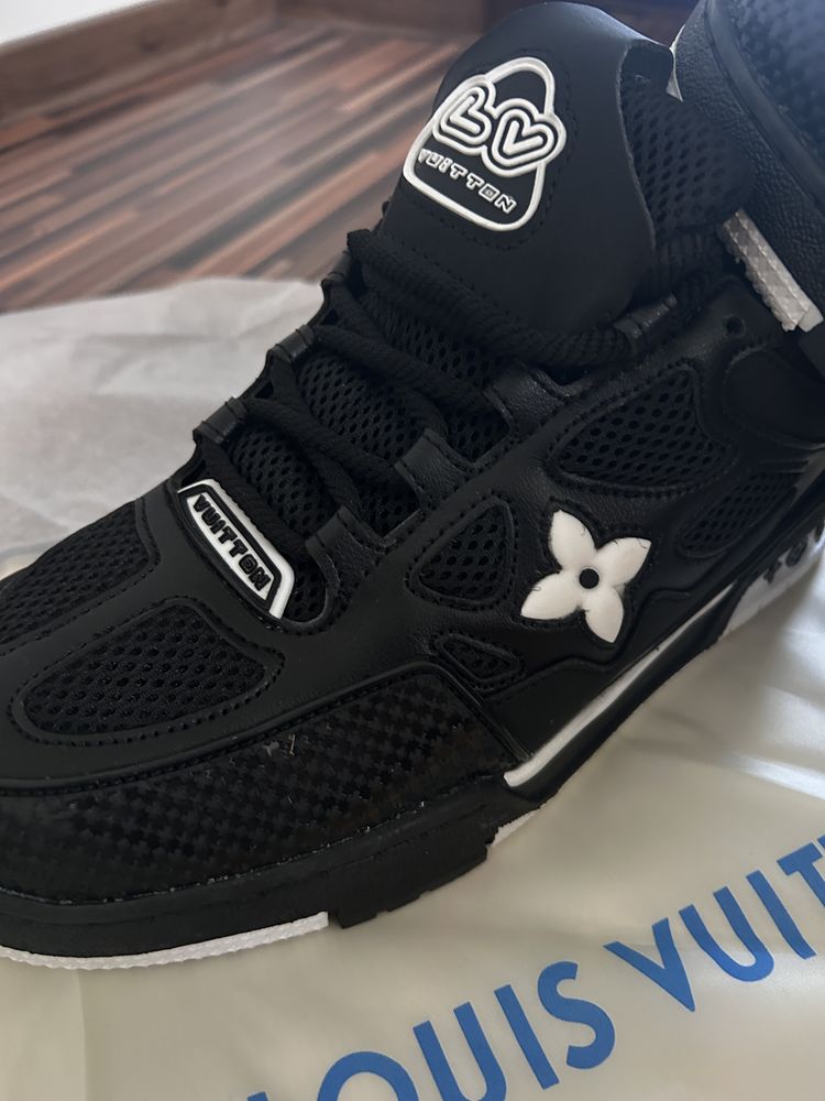 Lv skate black and white