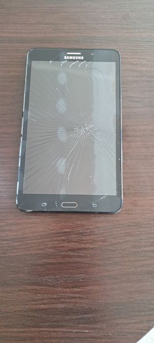 Vând tableta Samsung Tab 4