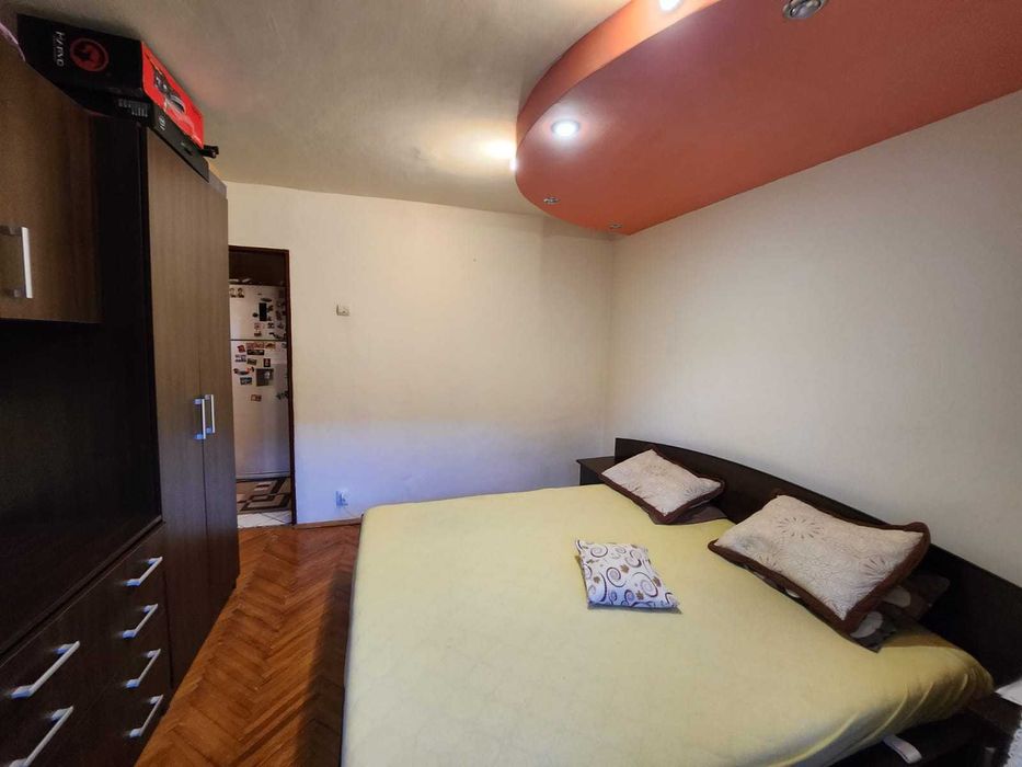 Vând apartament cu 2 camere in M17, et. 2, tip C2