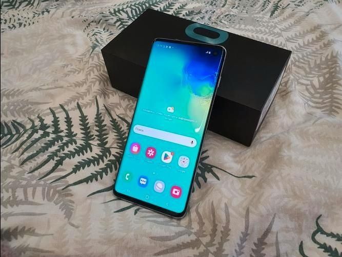 Продам смартфон Samsung s10 память 8 128 ,цвет белый  в идеале.