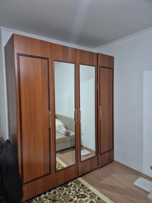 Большой шкаф и две тумбочка