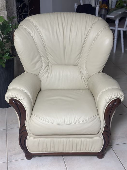 Vând set elegant de canapele din piele naturală și lemn masiv