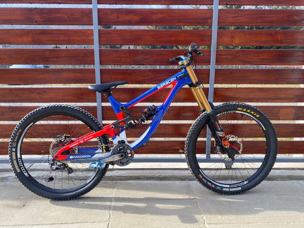 Vand bicicleta de downhill saracen myst