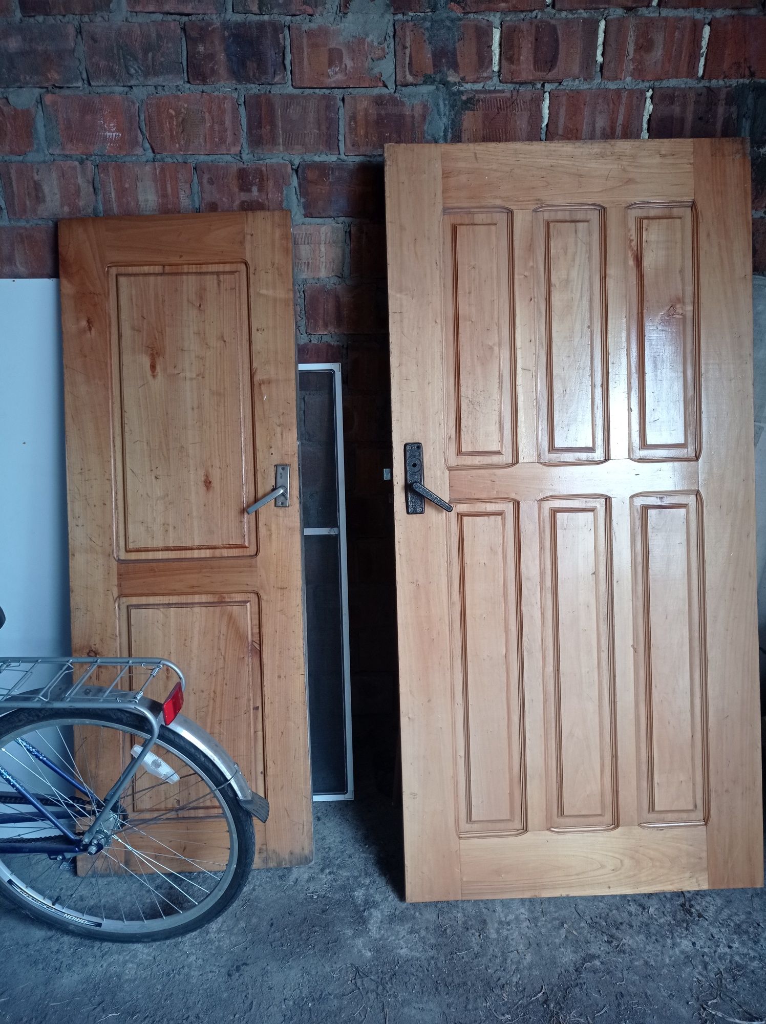 Продам деревянные межкомнатные двери .