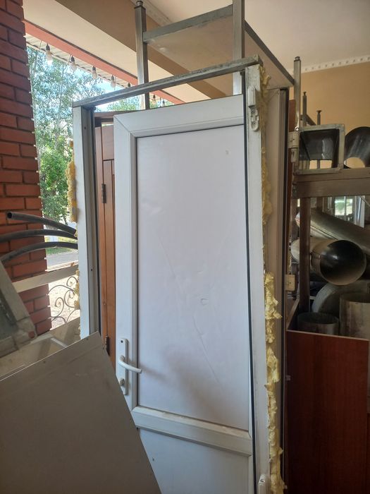 Срочно продам двери пластиковые разных размеров