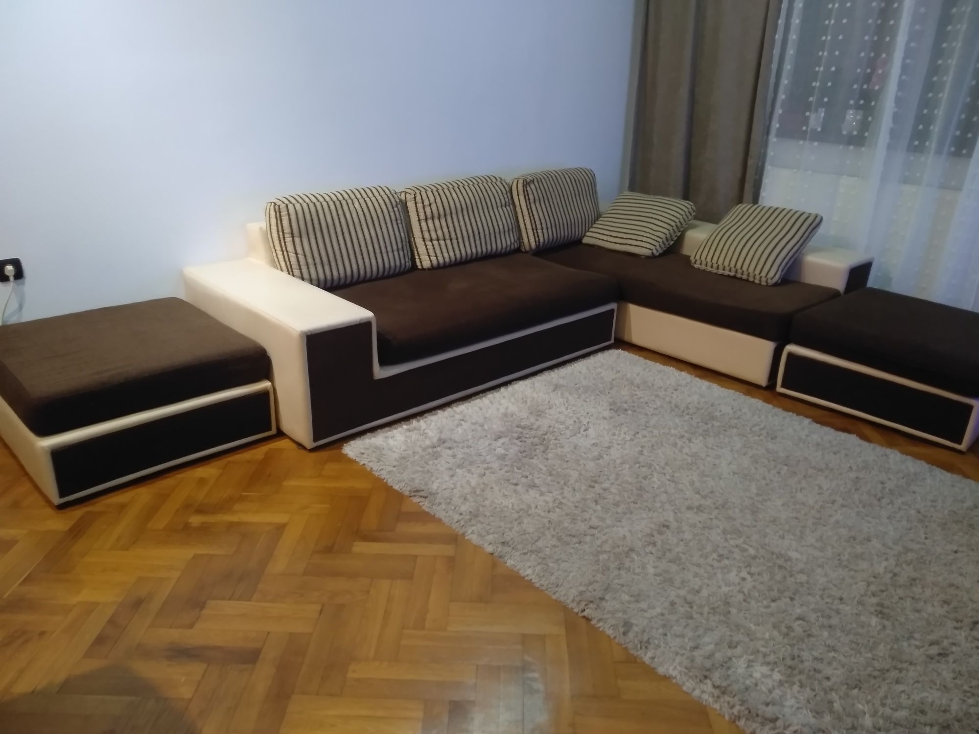 Colțar living cu 2 tabureți plus masă living plus patru scaune vinil