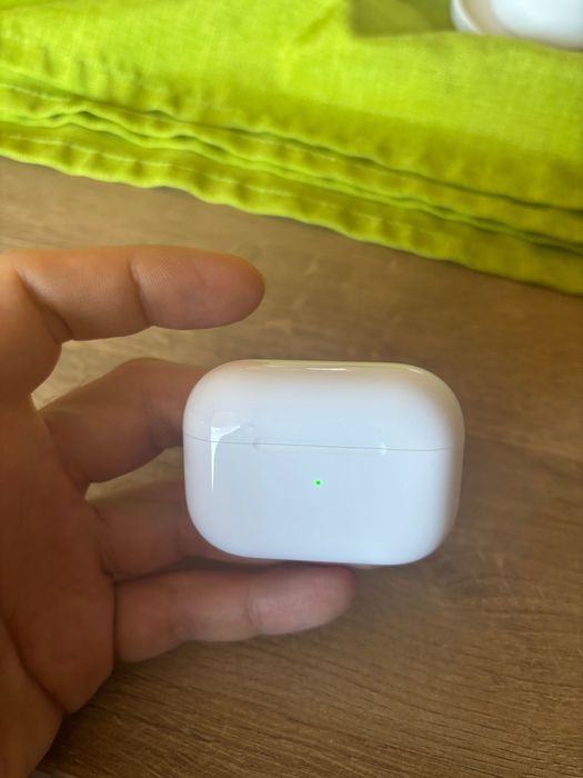 Продавам ОРИГИНАЛНИ Apple AirPods Pro (2nd Generation) с USB-C