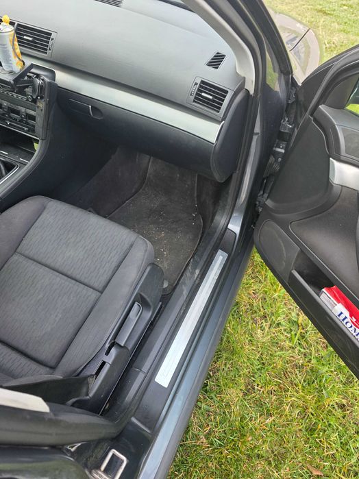 Audi a 4 b7  mai multe det la tel