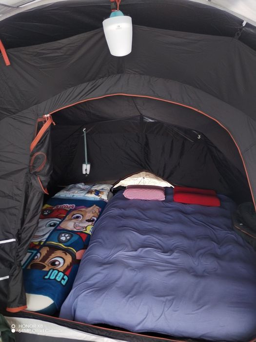 Палатка Quechua 4.1 F&B , помпа 10psi,надуваеми дюшеци 140 и 70см,,под