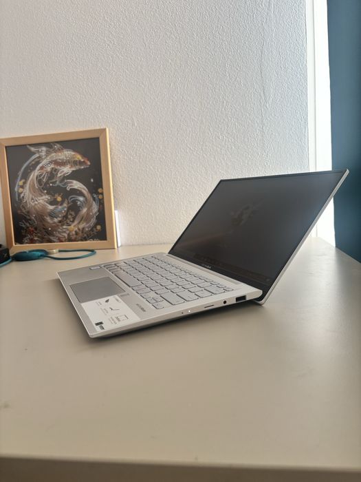 Asus VivoBook S13.. procesor i5-8th gen.. display 13,3” Oled..