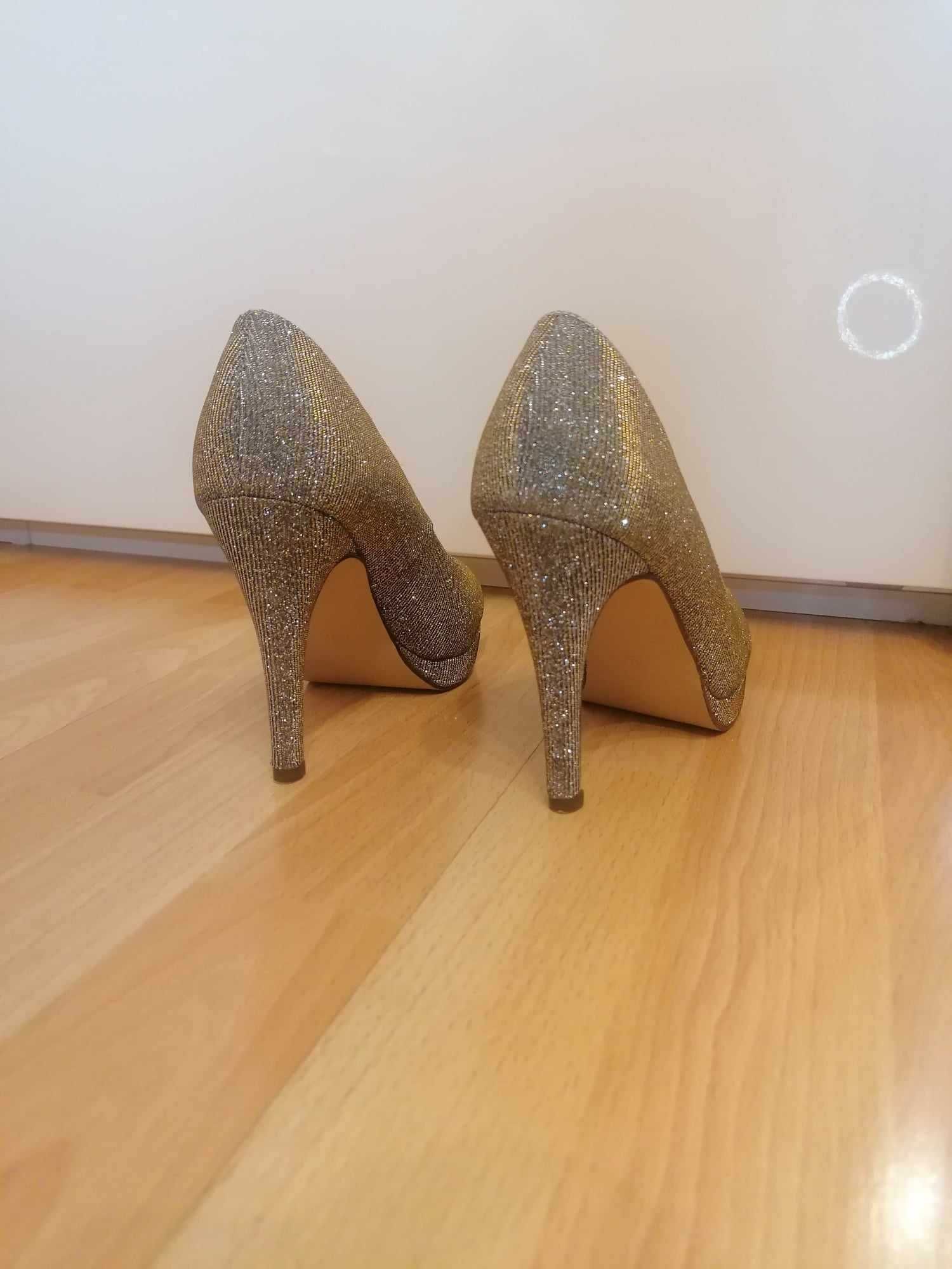 Елегантни блестящи дамски обувки на висок ток - размер 37