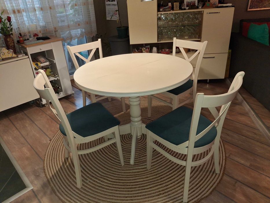 Продава комплект трапезна маса с четири стола