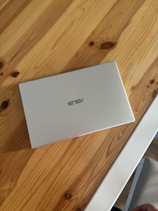 Asus Vivobook 13”.Ultraportabil,geanta noua,procesor i5,taste luminate