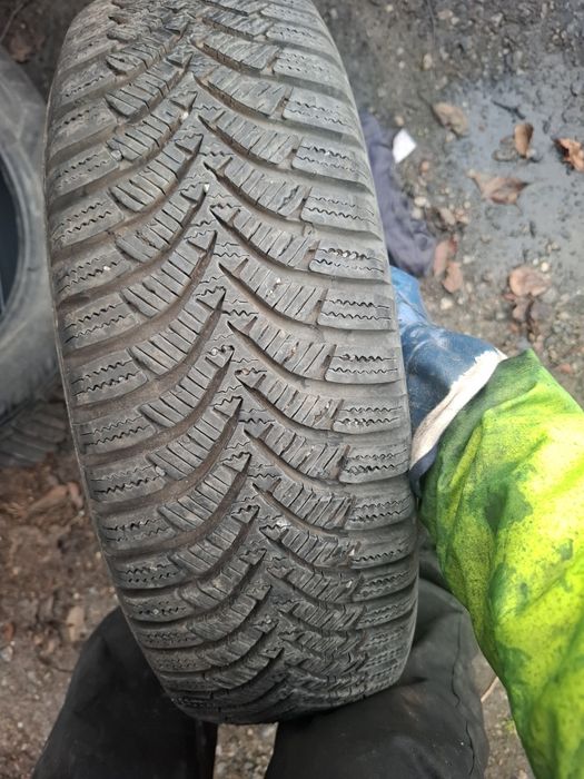 Vand 1 anvelopa 175 65 15 hankook de iarna bun