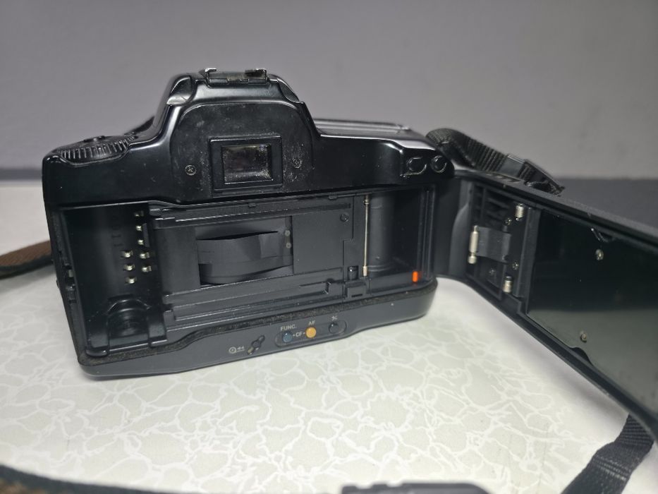 Стар лентов фотоапарат Canon EOS 10 и Sigma 70-300