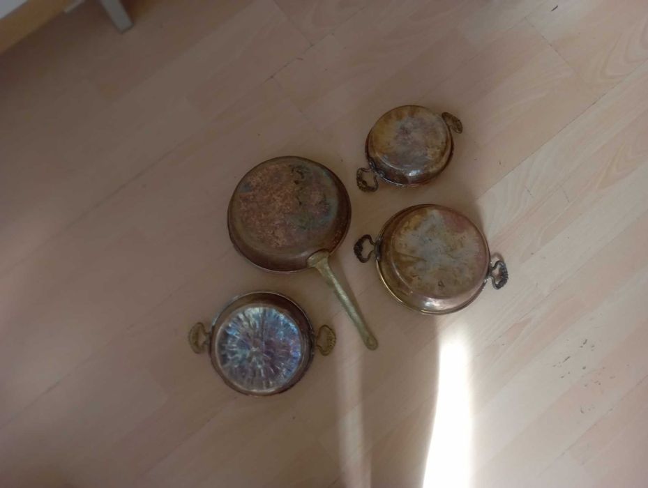 Старинни медни съдове и тиган