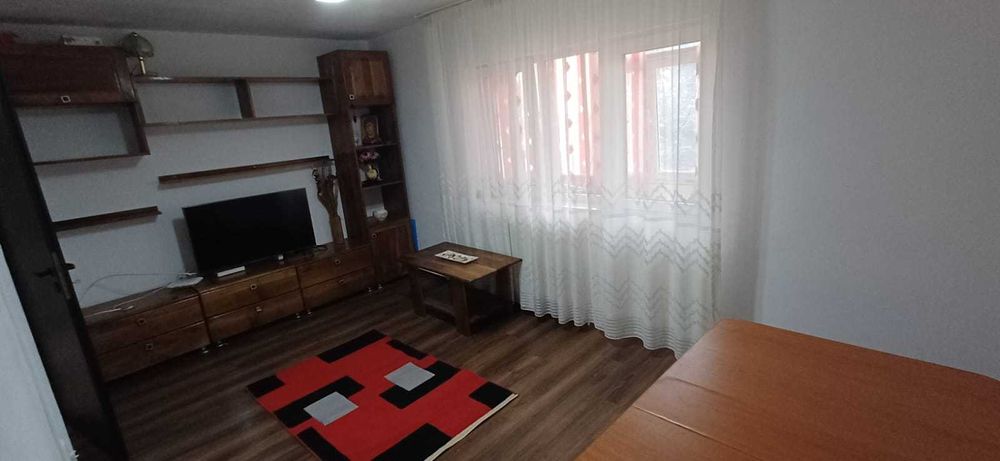 De inchiriat apartament 3 camere