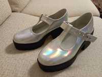 Блестящи обувки на Koi Footwear с дизайн на подметката Mary-Jane, N40