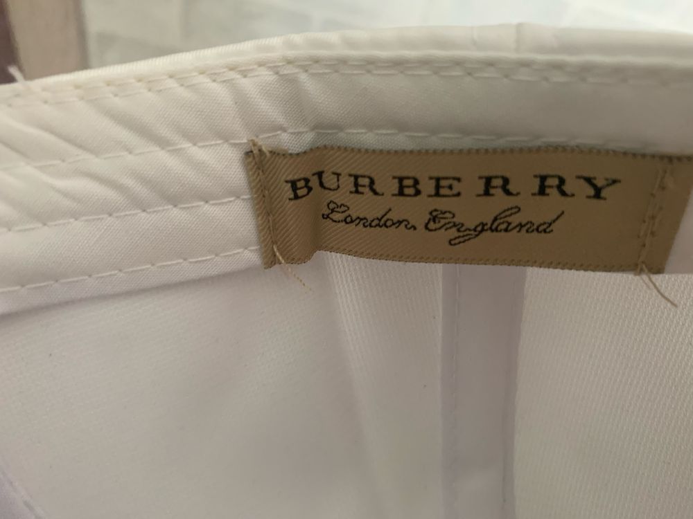Бяла шапка Burberry
