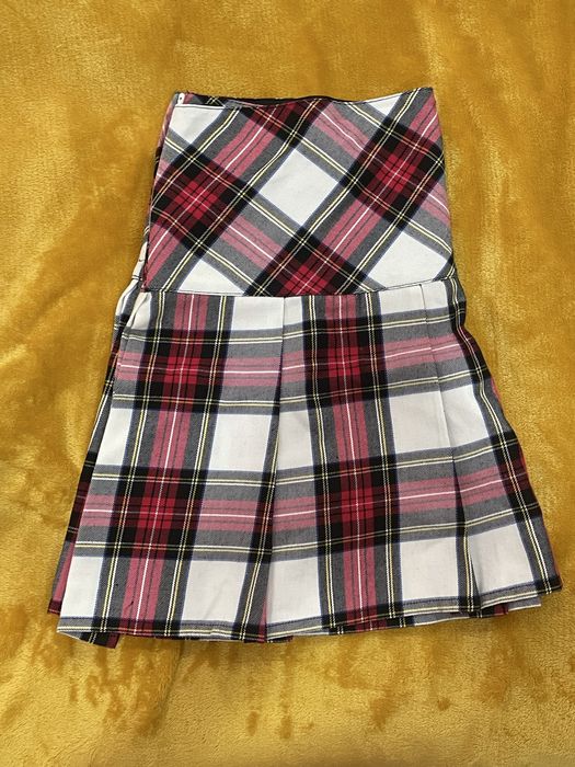 Vand pantaloni scurti/fusta in carouri plisata