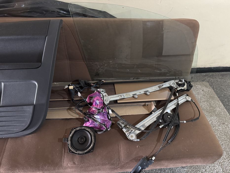 Пълно оборудване за дясна предна врата на Mitsubishi Colt