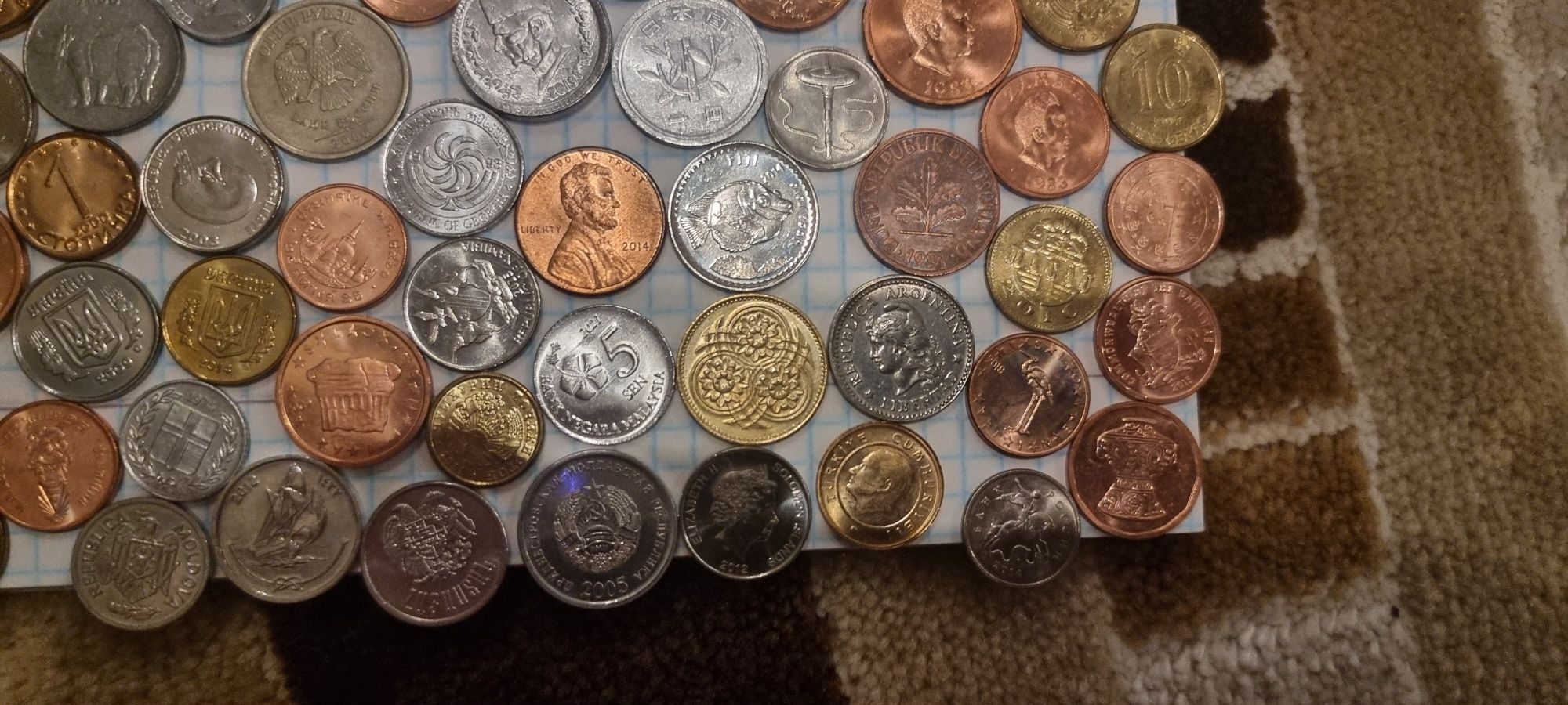 Продажа монет из разных стран мира.
